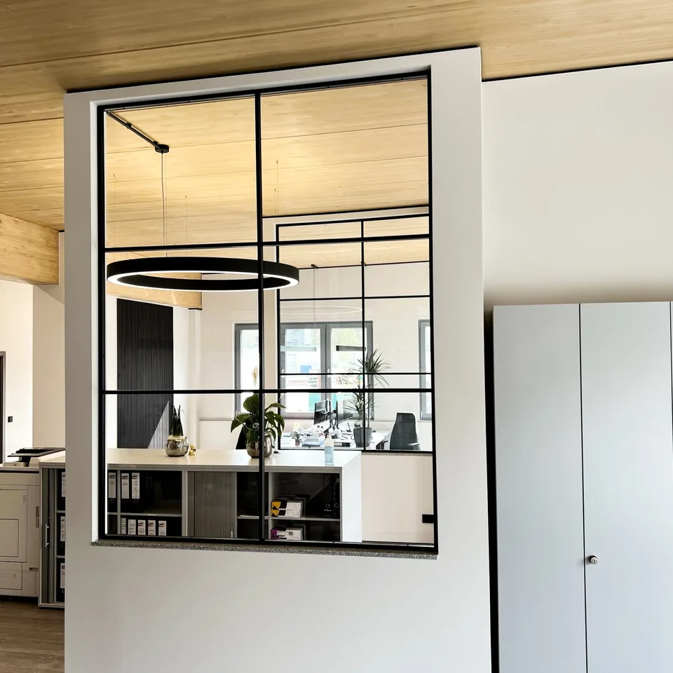 Glastrennwand im Büro