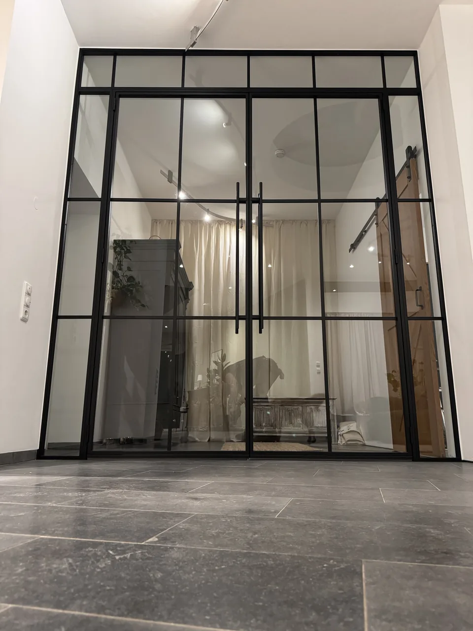Pivottür im Schlafzimmer