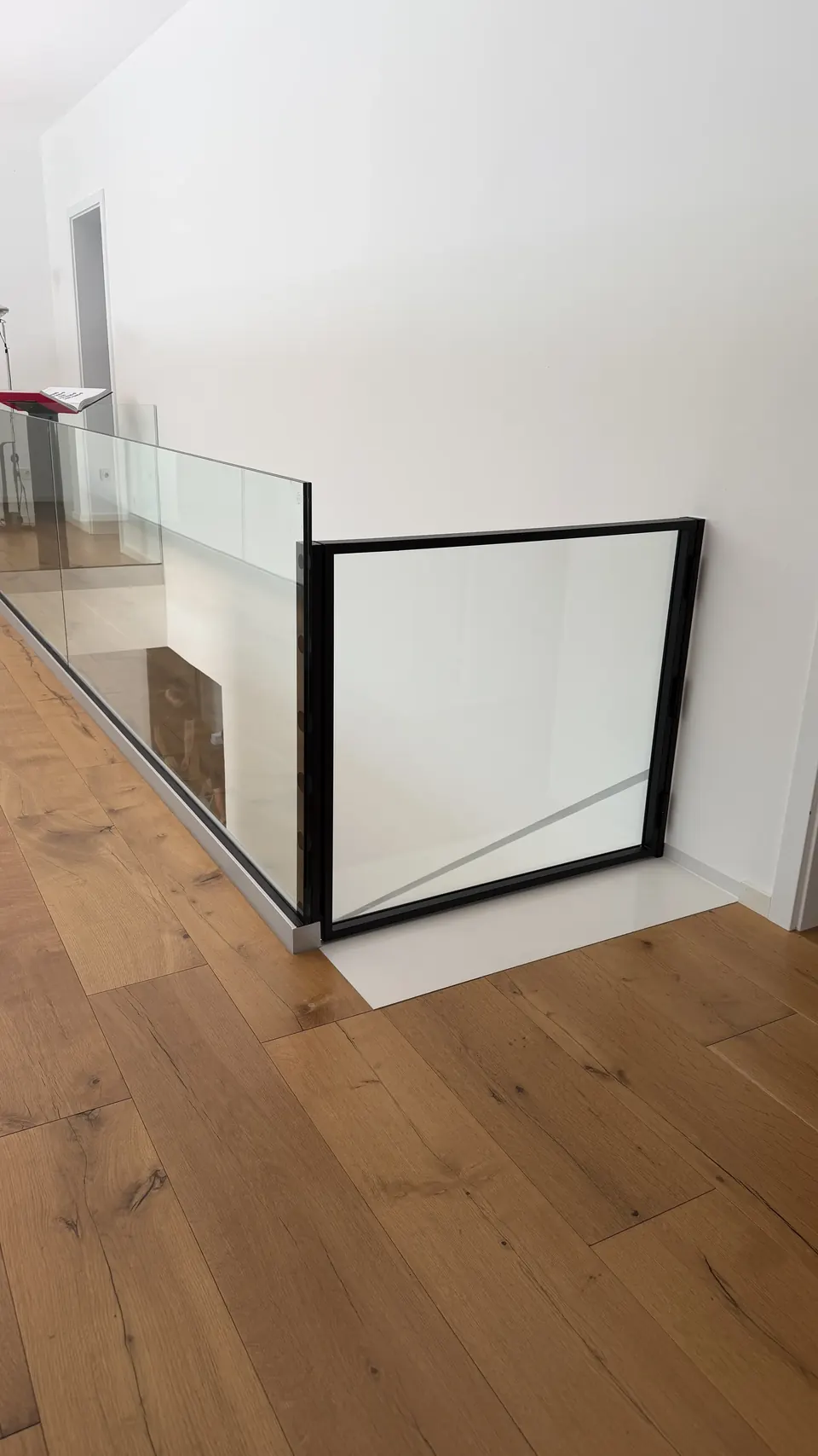 Offene Treppe mit Glasgeländer und Stahl-Glas-Element als Absicherung