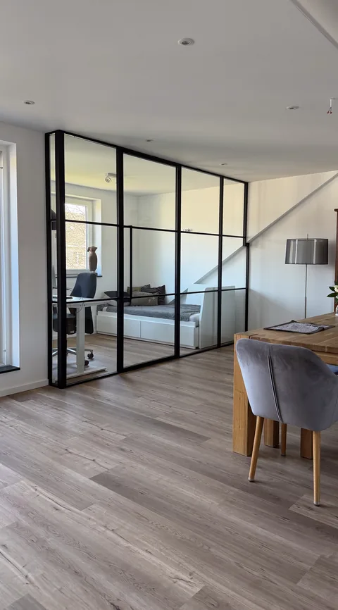 Stahl-Glas-Trennwand trennt das Homeoffice vom Esszimmer
